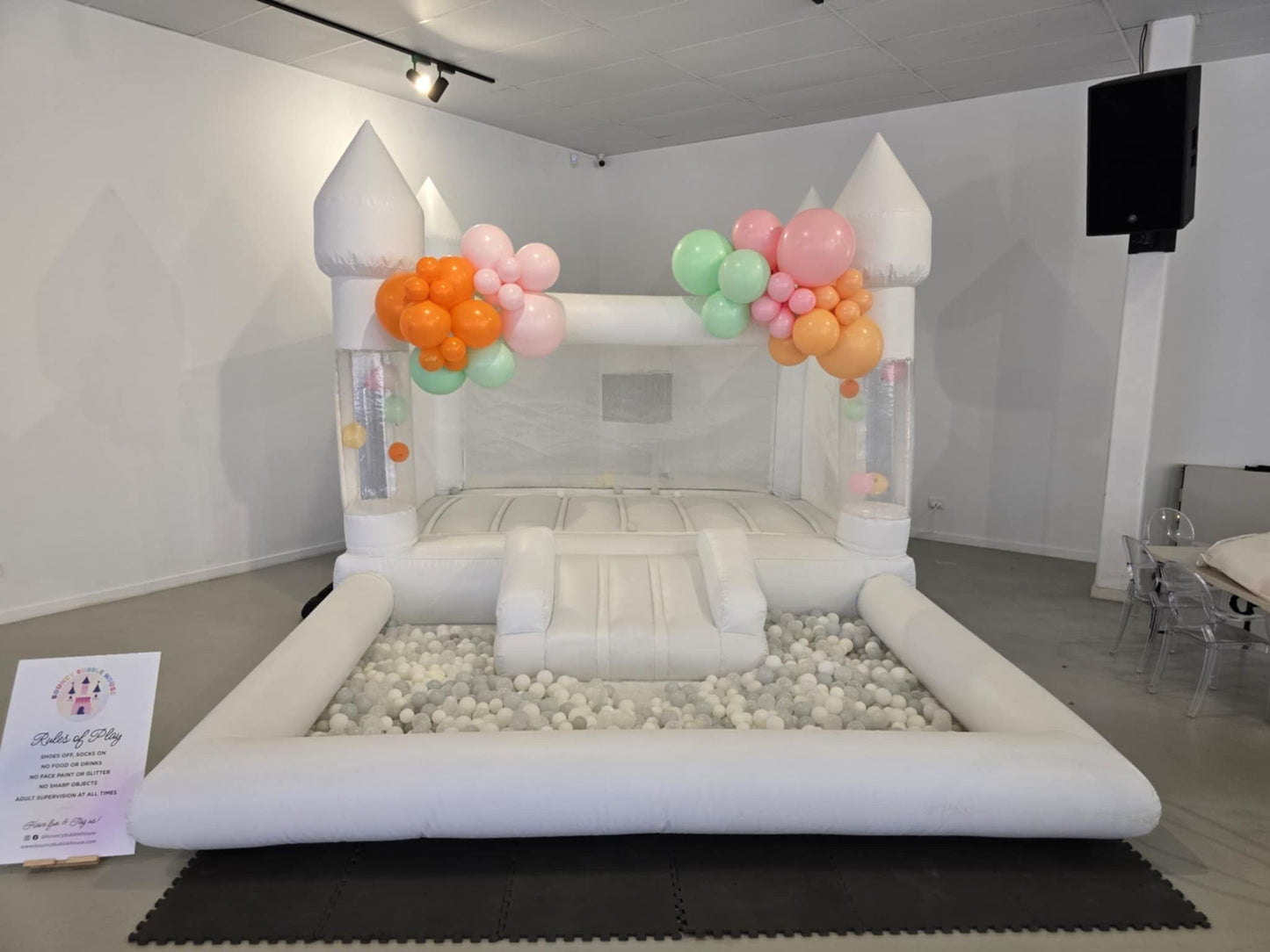 White Castle with Mini Slide & Ball Pit with Floating Balloons (4x3)