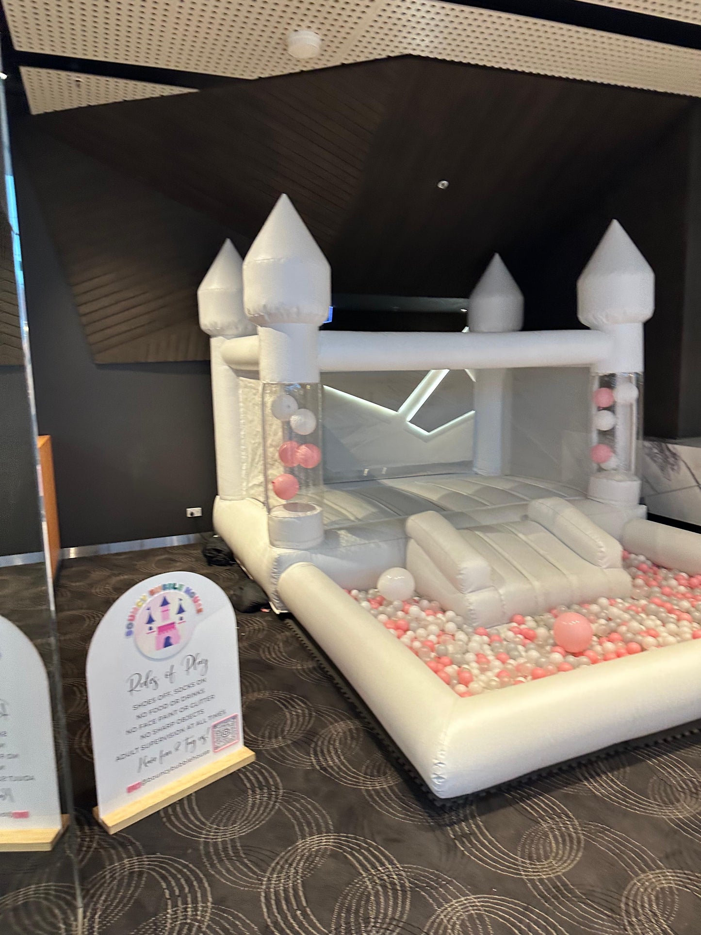 White Castle with Mini Slide & Ball Pit with Floating Balloons (4x3)