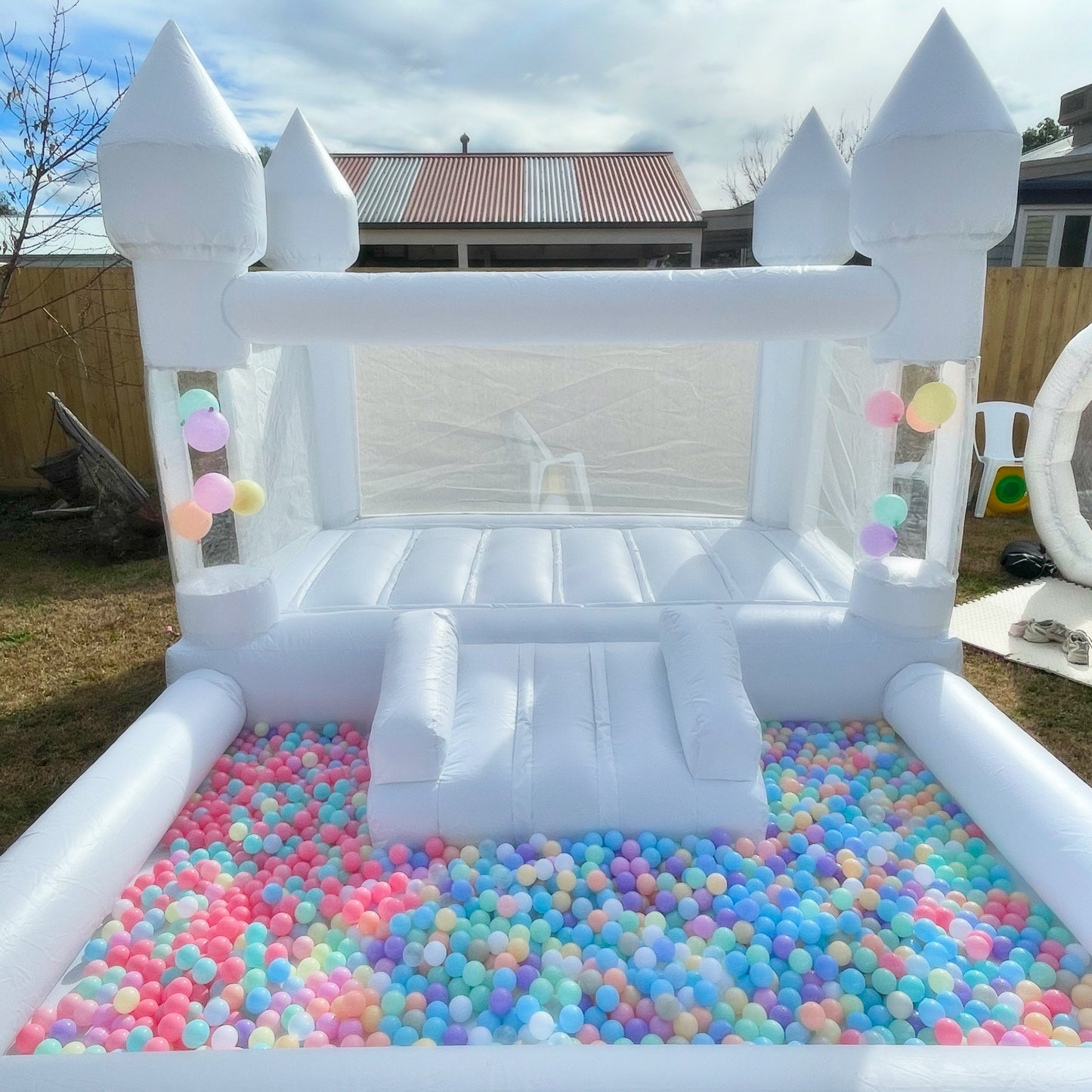 White Castle with Mini Slide & Ball Pit with Floating Balloons (4x3)