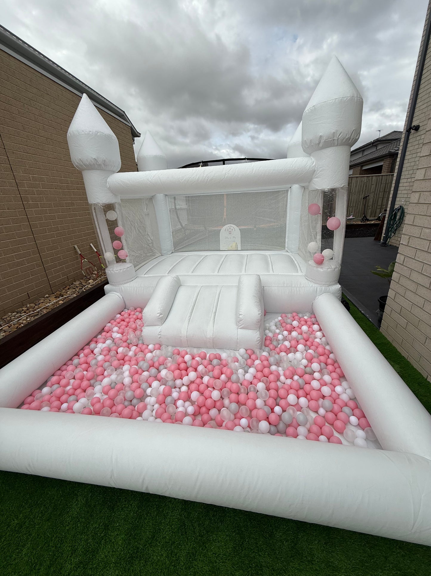 White Castle with Mini Slide & Ball Pit with Floating Balloons (4x3)