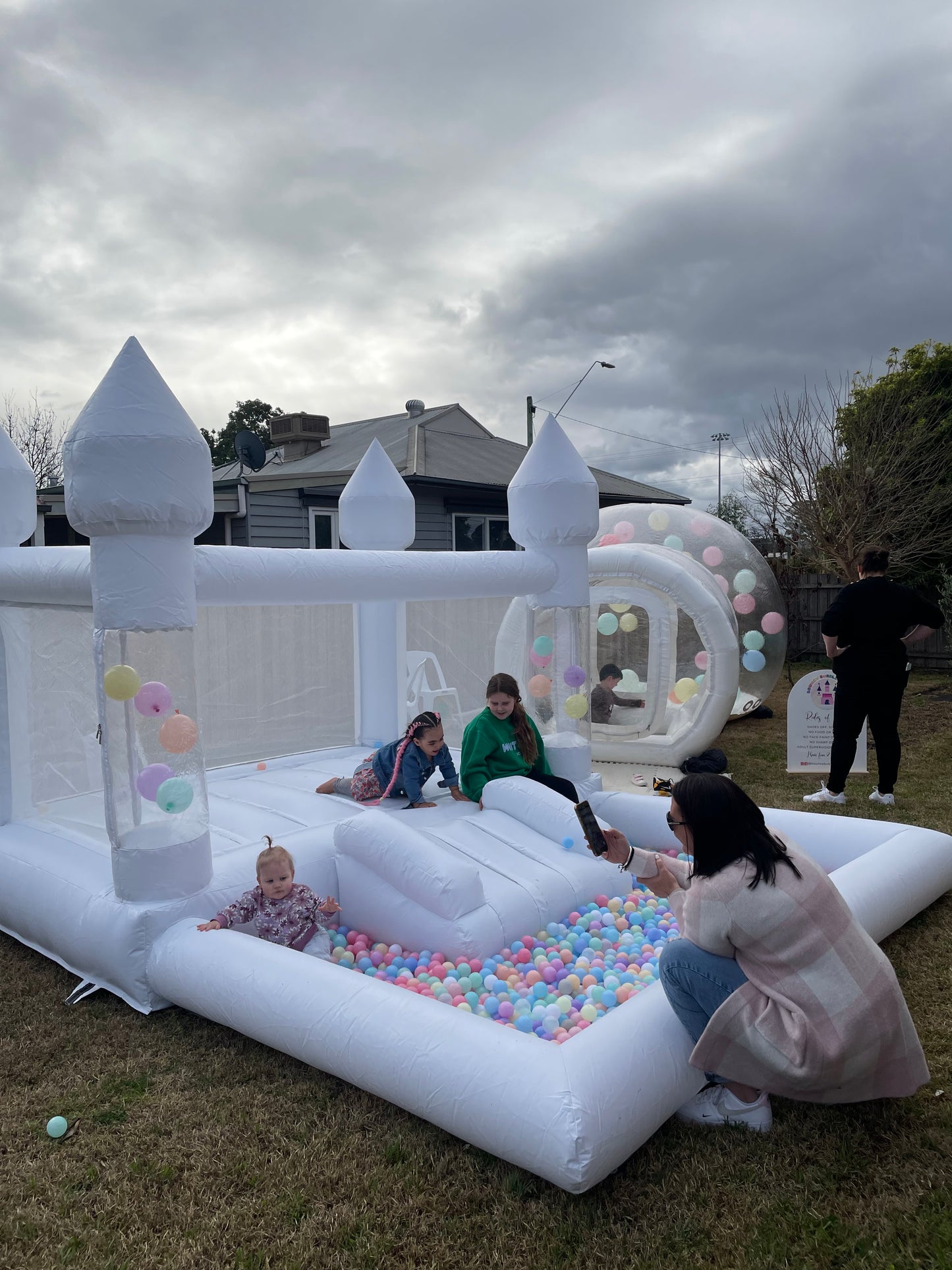 White Castle with Mini Slide & Ball Pit with Floating Balloons (4x3)