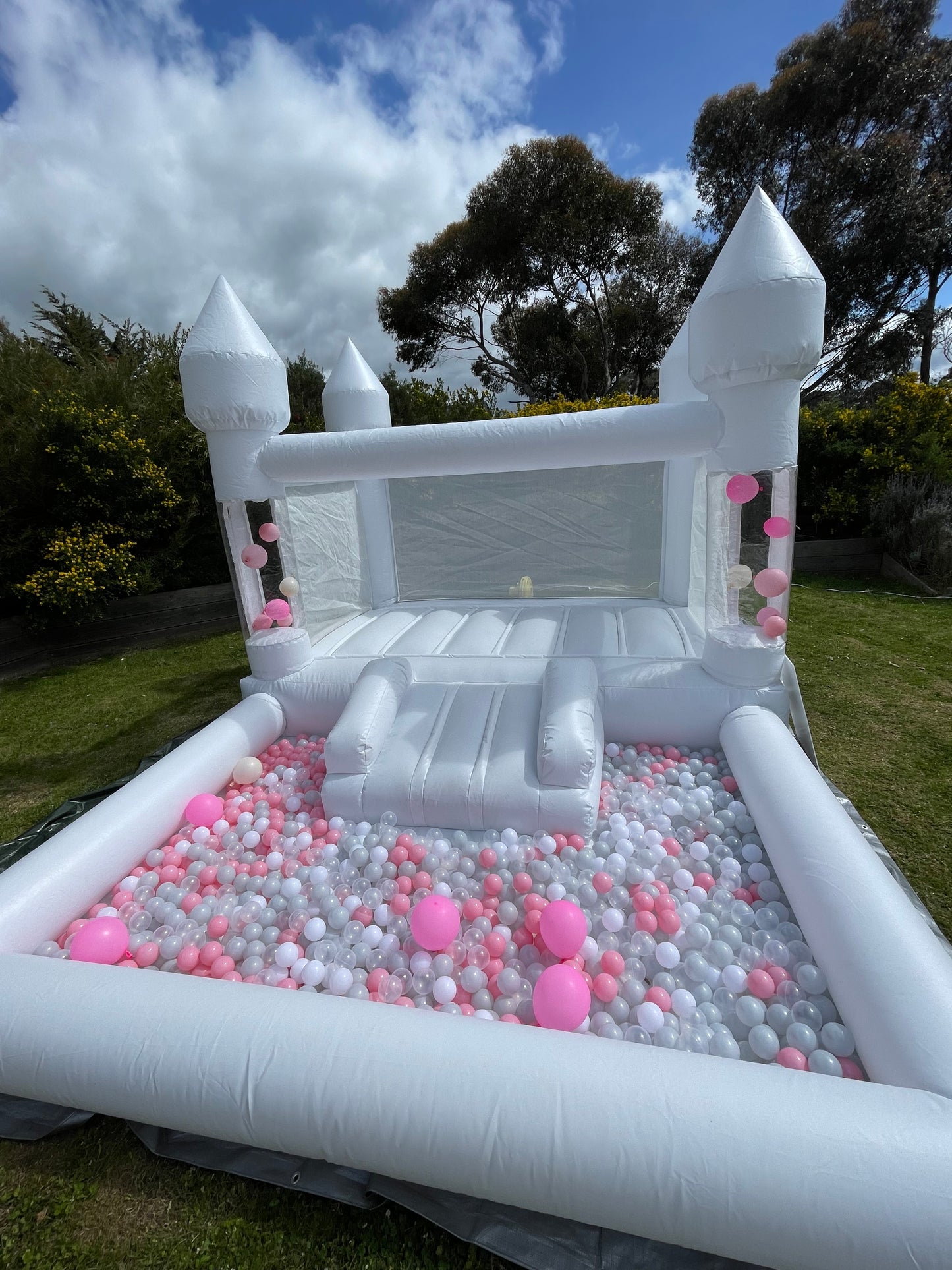 White Castle with Mini Slide & Ball Pit with Floating Balloons (4x3)